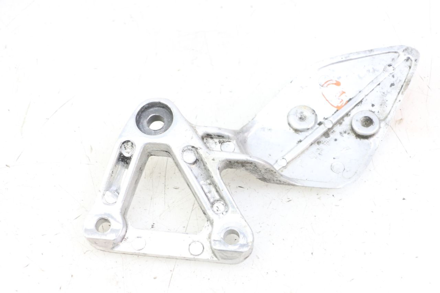 photo de LEFT FRONT FOOTREST BRACKET YAMAHA FZS FAZER 600 (2001 - 2003)