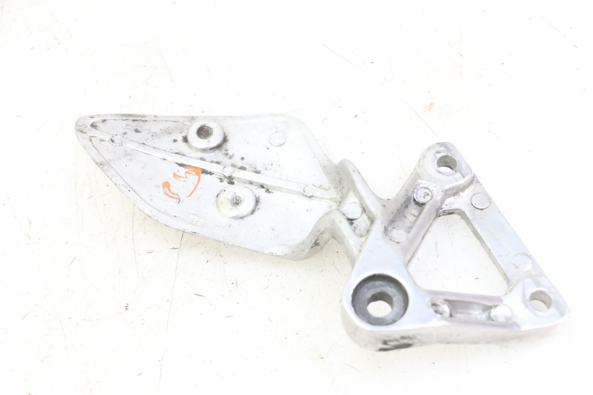 photo de LEFT FRONT FOOTREST BRACKET YAMAHA FZS FAZER 600 (2001 - 2003)