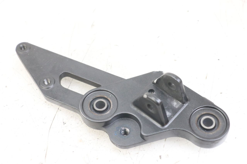 photo de LEFT FRONT FOOTREST BRACKET YAMAHA MT-07 MT07 ABS 700 (2014 - 2017)