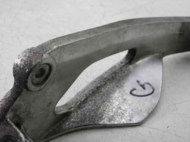 photo de FRONT LEFT FOOTREST MOUNT YAMAHA TDM 900 (2004 - 2006) - Alternative perspective