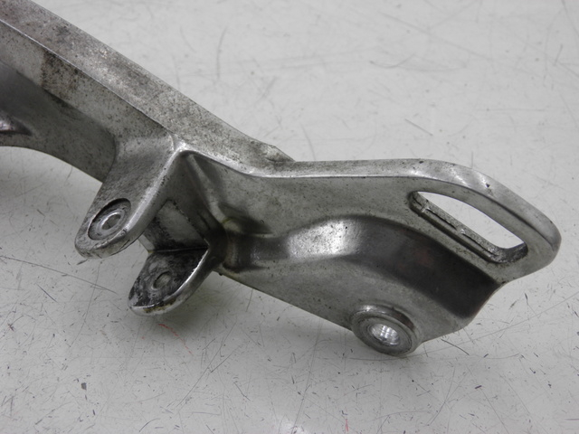 photo de FRONT LEFT FOOTREST MOUNT YAMAHA TDM 900 (2004 - 2006) - Technical close-up