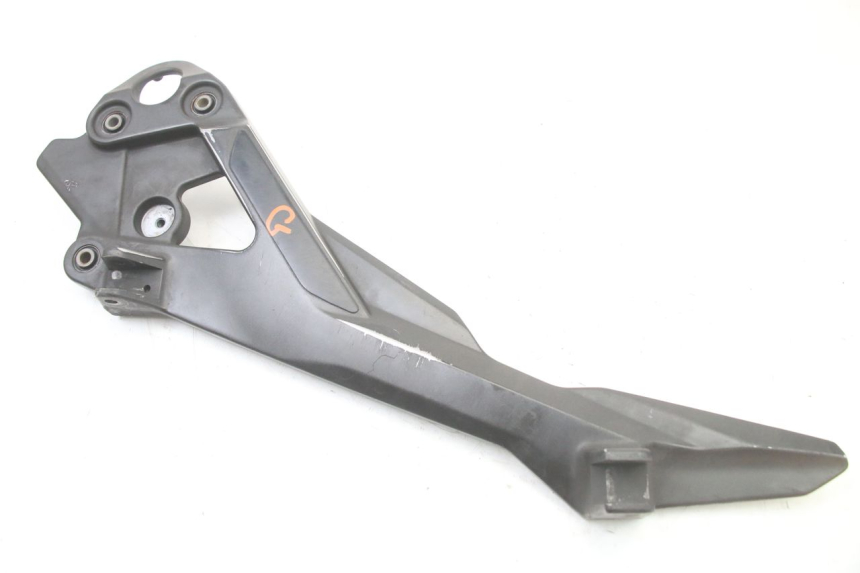 photo de FRONT LEFT FOOTREST MOUNT YAMAHA XJ6 600 (2008 - 2016)