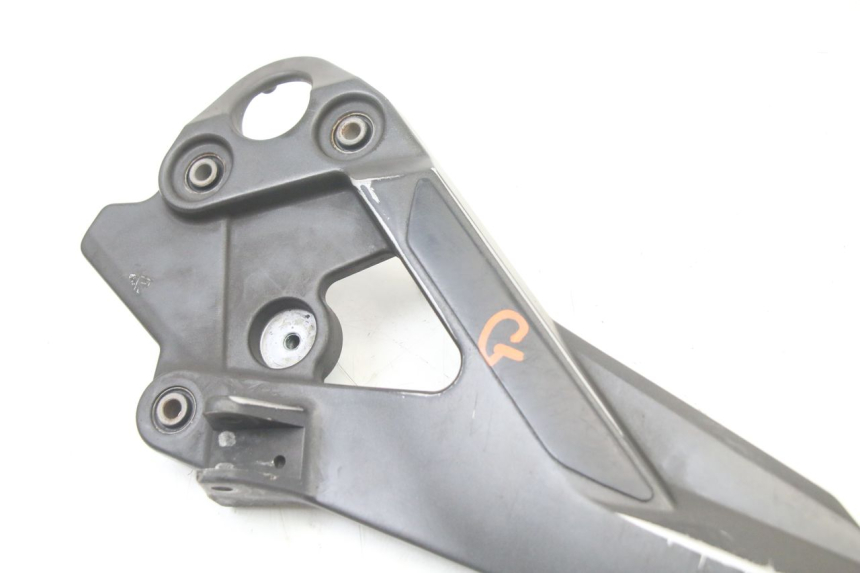 photo de FRONT LEFT FOOTREST MOUNT YAMAHA XJ6 600 (2008 - 2016)