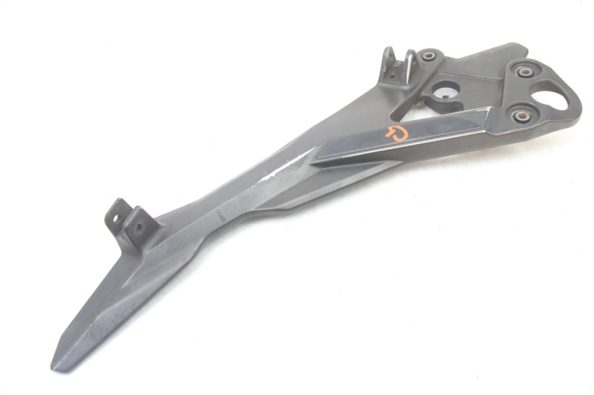 photo de FRONT LEFT FOOTREST MOUNT YAMAHA XJ6 600 (2008 - 2016)
