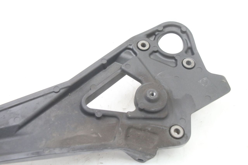 photo de FRONT LEFT FOOTREST MOUNT YAMAHA XJ6 600 (2008 - 2016)