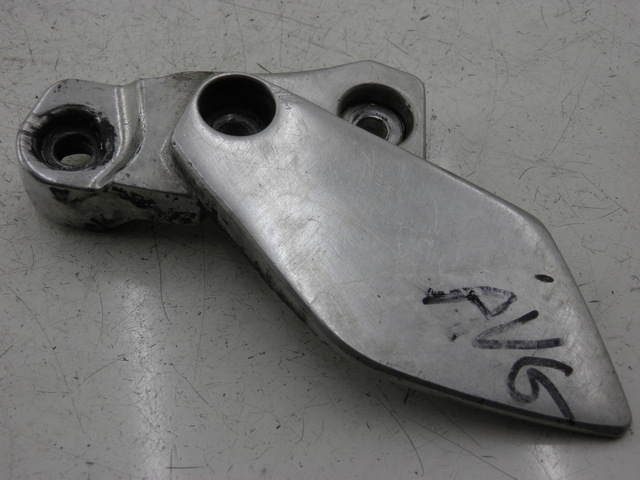 photo de FRONT LEFT FOOTREST MOUNT YAMAHA XJR 1300 (1998 - 2002)