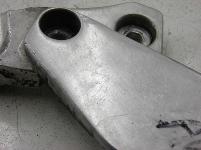 photo de FRONT LEFT FOOTREST MOUNT YAMAHA XJR 1300 (1998 - 2002)