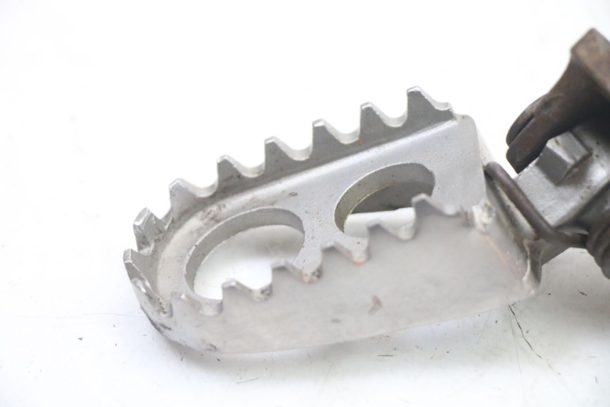 photo de FRONT LEFT FOOTREST MOUNT YAMAHA YZ 125 (2006 - 2016)