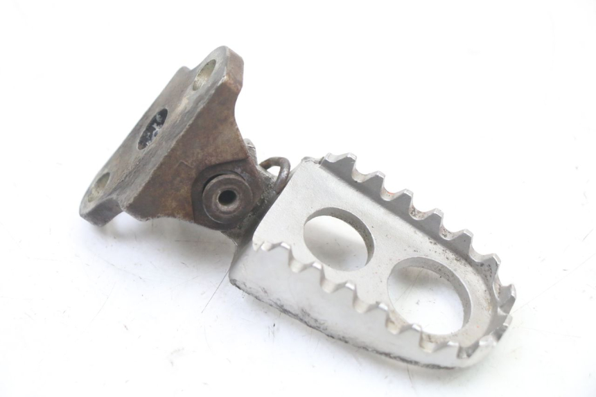 photo de FRONT LEFT FOOTREST MOUNT YAMAHA YZ 125 (2006 - 2016)