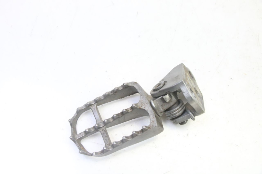 photo de FRONT LEFT FOOTREST MOUNT YAMAHA YZF YZ-F 450 (2014 - 2016)