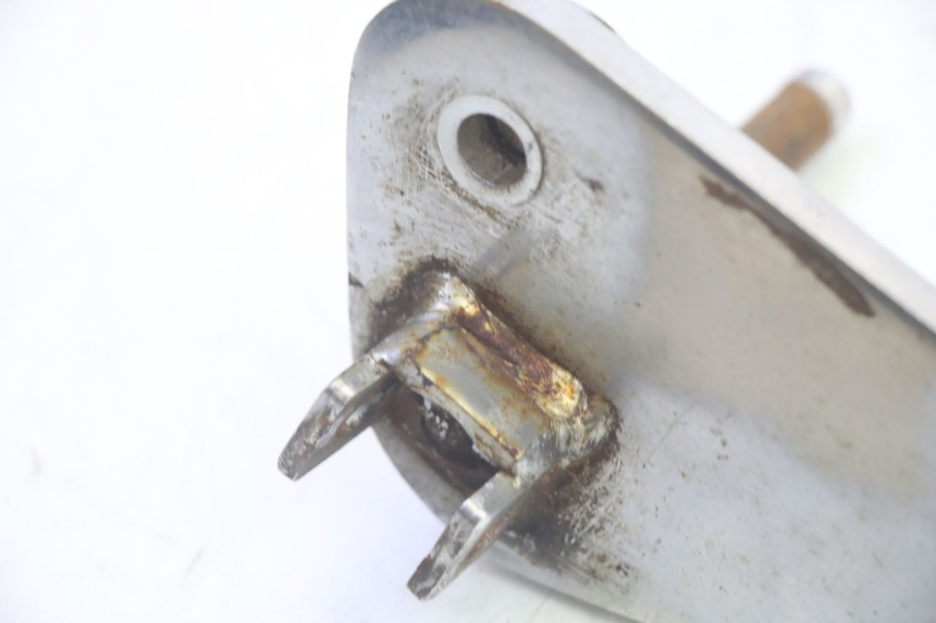 photo de FRONT LEFT FOOTREST MOUNT KYMCO ZING 125 (1997 - 2003) - Zoom on usage condition