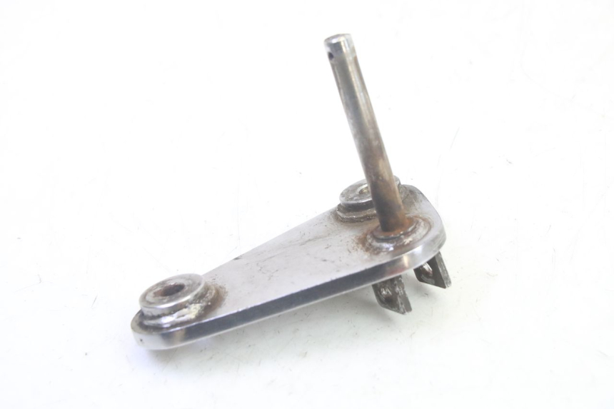 photo de FRONT LEFT FOOTREST MOUNT KYMCO ZING 125 (1997 - 2003) - Technical close-up