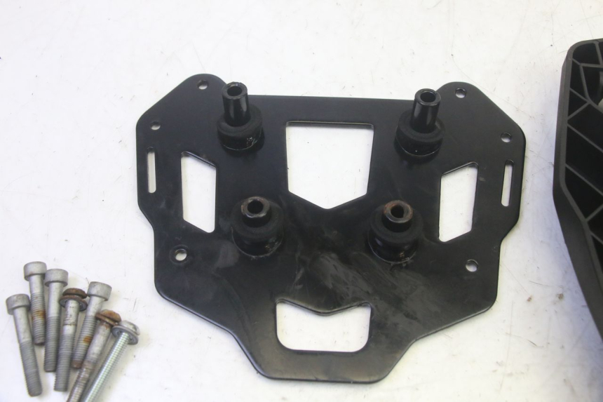 photo de PLATE TOP BOX PIAGGIO MP3 HPE 350 (2018 - 2020) - Fixing points details