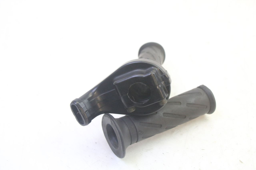 photo de THROTTLE GRIP SUZUKI DL V STROM 1000 (2002 - 2007) - Zoom on usage condition