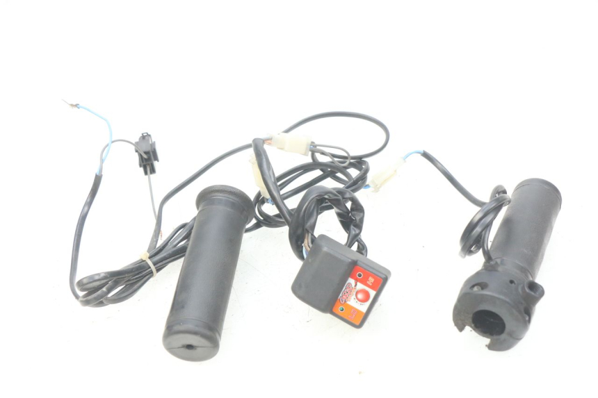 photo de THROTTLE GRIP HONDA FES PANTHEON 2T 125 (1998 - 2002)