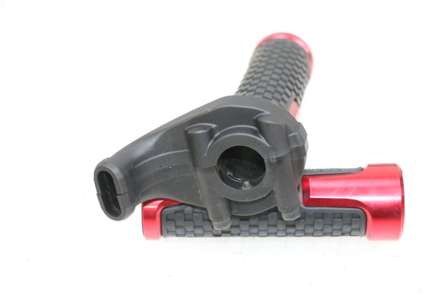 photo de THROTTLE GRIP YAMAHA MT-07 MT07 ABS 700 (2018 - 2020) - Zoom on usage condition