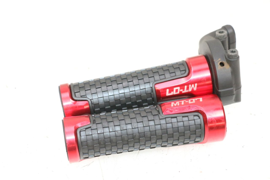 photo de THROTTLE GRIP YAMAHA MT-07 MT07 ABS 700 (2018 - 2020) - Technical close-up