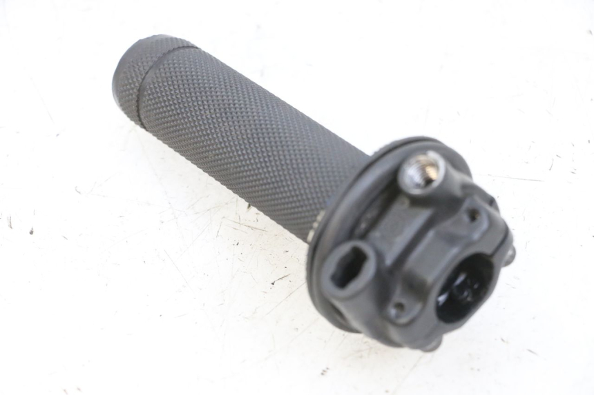 photo de THROTTLE GRIP PIAGGIO NEW TYPHOON 50 (2018 - 2021) - Alternative perspective