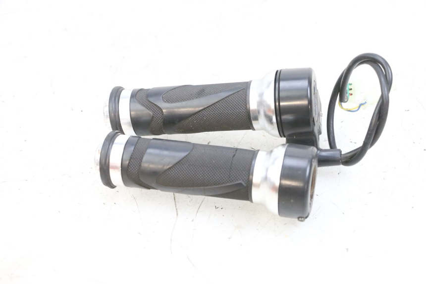 photo de THROTTLE GRIP EFUN PUSA 1 - Fixing points details