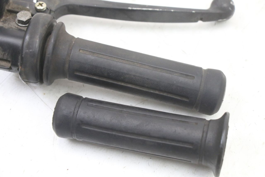photo de THROTTLE GRIP HONDA SCV LEAD 100 (2003 - 2007) - Component detail