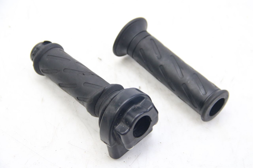 photo de THROTTLE GRIP SUZUKI SIXTEEN 125 (2008 - 2010)