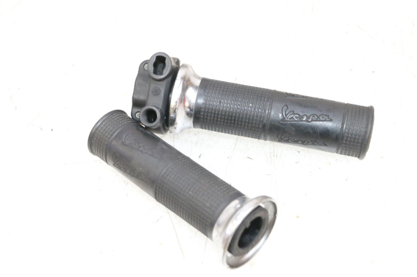 photo de THROTTLE GRIP PIAGGIO VESPA GTS SUPER IE 125 (2009 - 2016) - Component detail