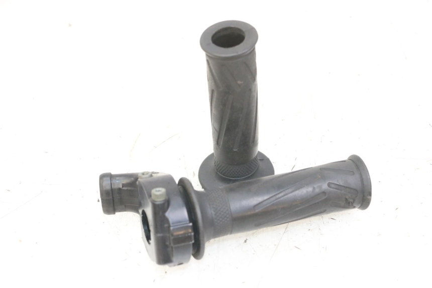 photo de THROTTLE GRIP YAMAHA FZS FAZER 600 (2001 - 2003)
