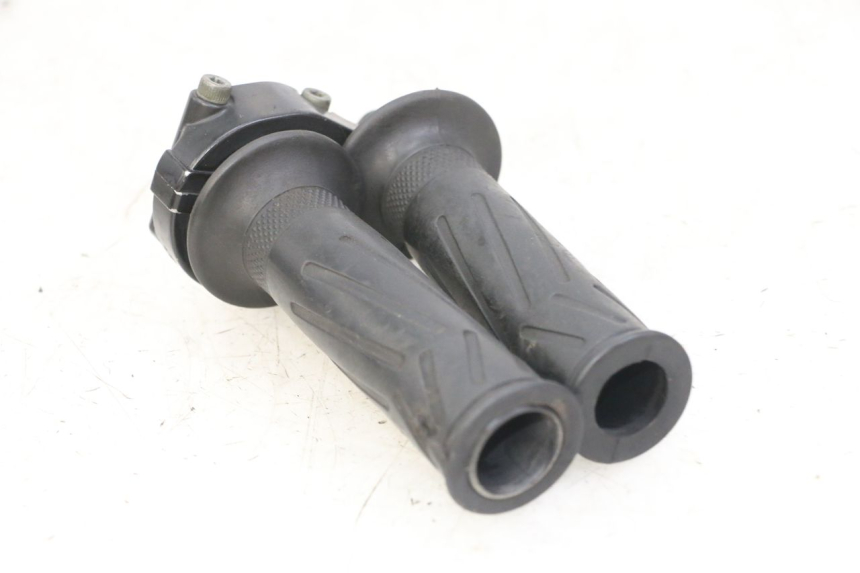 photo de THROTTLE GRIP YAMAHA FZS FAZER 600 (2001 - 2003)