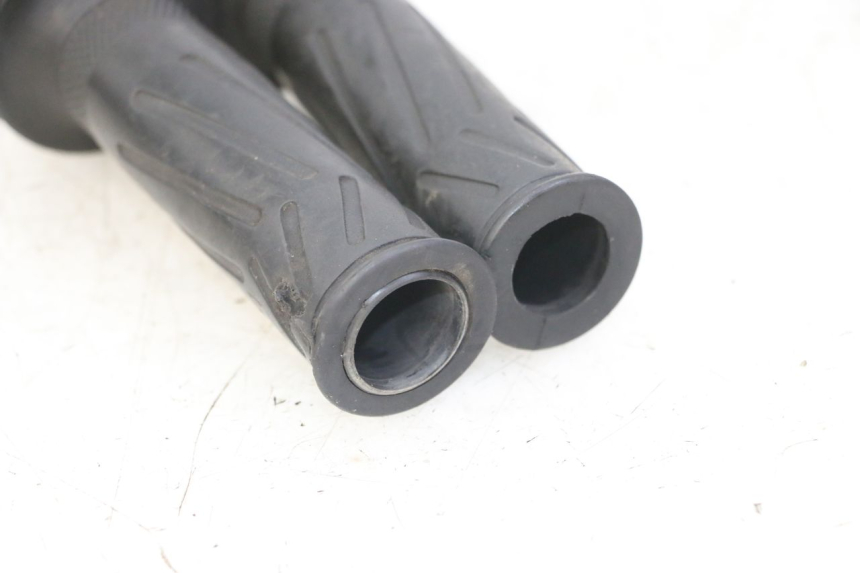 photo de THROTTLE GRIP YAMAHA FZS FAZER 600 (2001 - 2003)