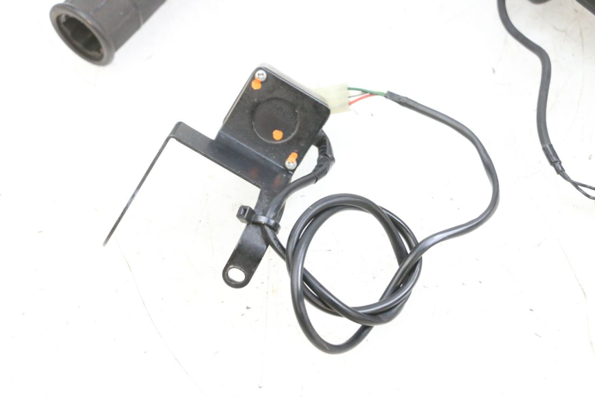 photo de HANDLEBAR GRIP SUZUKI BURGMAN 650 (2013 - 2020)