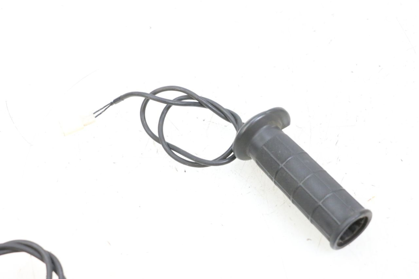 photo de HANDLEBAR GRIP SUZUKI BURGMAN 650 (2013 - 2020)