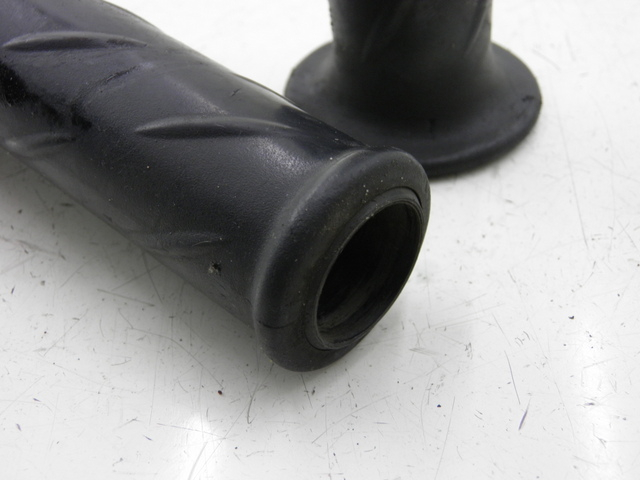 photo de HANDLEBAR GRIP PIAGGIO BEVERLY 125 (2001 - 2004)