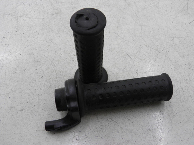 photo de HANDLEBAR GRIP PIAGGIO FLY 2T 50 (2004 - 2017)