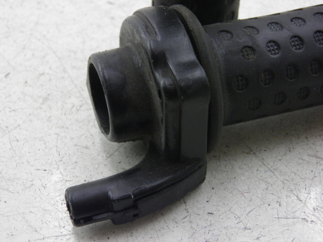 photo de HANDLEBAR GRIP PIAGGIO FLY 2T 50 (2004 - 2017)