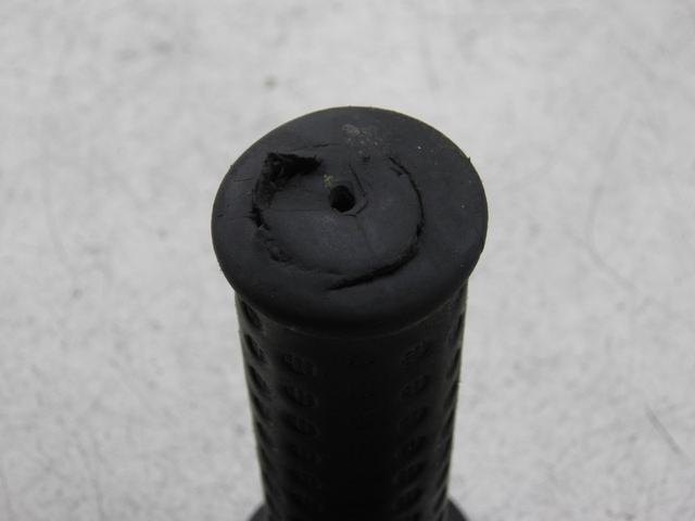 photo de HANDLEBAR GRIP PIAGGIO FLY 2T 50 (2004 - 2017)