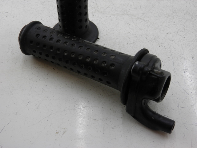 photo de HANDLEBAR GRIP PIAGGIO SUPER LX 125 (2000 - 2003)