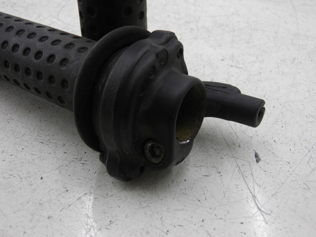 photo de HANDLEBAR GRIP PIAGGIO X8 125 (2004 - 2007)