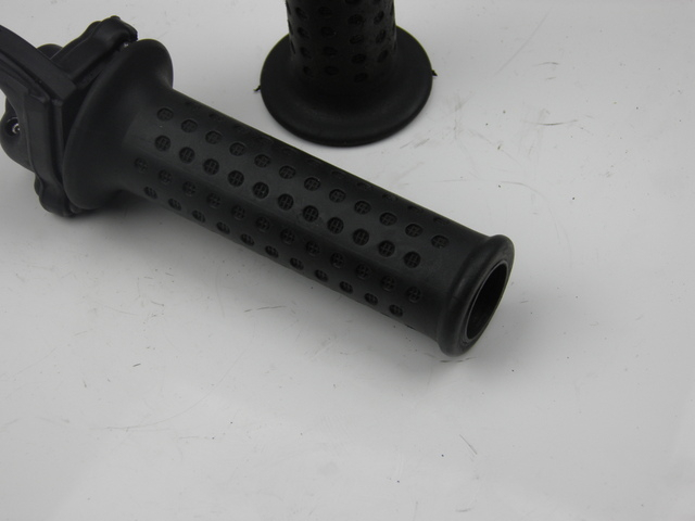 photo de HANDLEBAR GRIP PIAGGIO X8 125 (2004 - 2007)