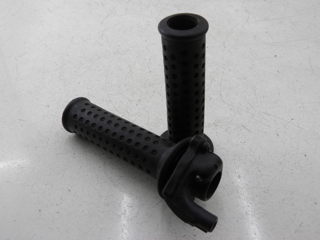 photo de HANDLEBAR GRIP PIAGGIO X9 EVOLUTION 125 (2003 - 2007)