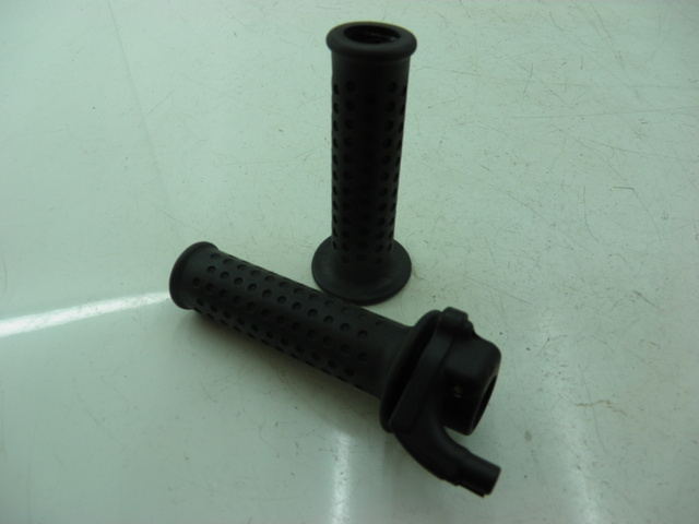 photo de HANDLEBAR GRIP PIAGGIO XEVO - X EVO 125 (2010 - 2015)