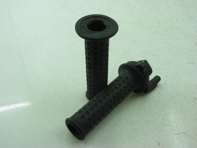photo de HANDLEBAR GRIP PIAGGIO XEVO - X EVO 125 (2010 - 2015)