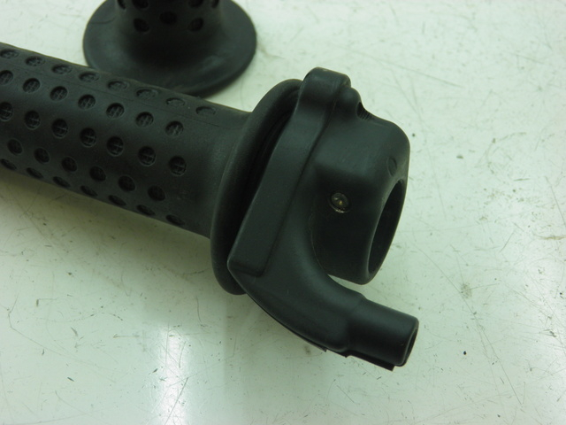 photo de HANDLEBAR GRIP PIAGGIO XEVO - X EVO 125 (2010 - 2015)