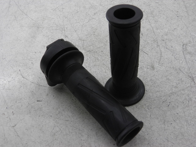 photo de HANDLEBAR GRIP YAMAHA X-CITY XCITY 125 (2007 - 2008)