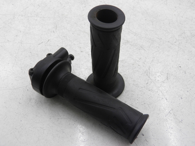 photo de HANDLEBAR GRIP YAMAHA XMAX X-MAX 125 (2006 - 2009)
