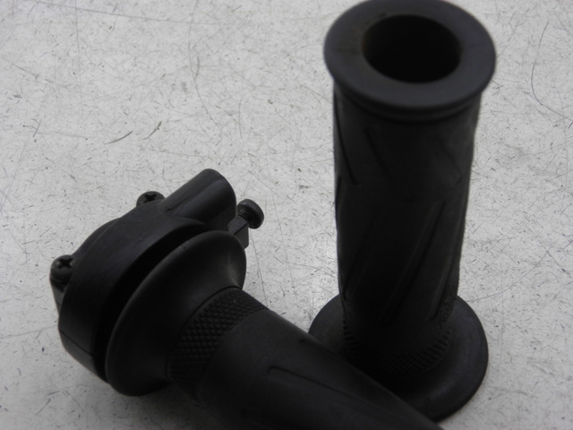 photo de HANDLEBAR GRIP YAMAHA XMAX X-MAX 125 (2006 - 2009)