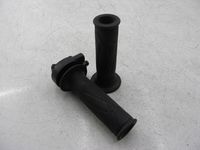 photo de HANDLEBAR GRIP YAMAHA XMAX X-MAX 125 (2006 - 2009)