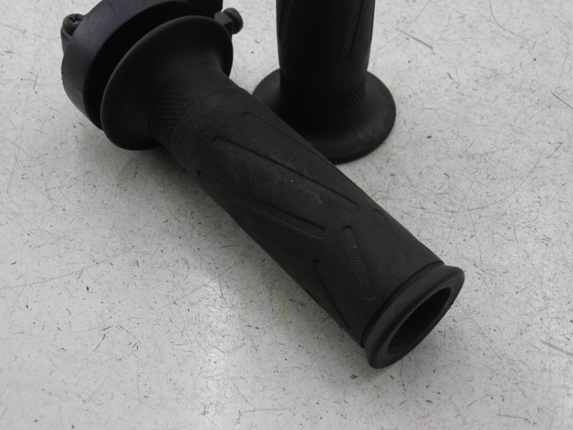 photo de HANDLEBAR GRIP YAMAHA XMAX X-MAX 125 (2006 - 2009)