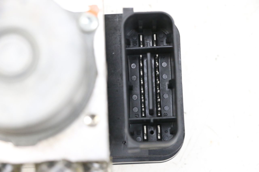 photo de ABS PUMP YAMAHA MT-07 MT07 ABS 700 (2018 - 2020) - Alternative perspective