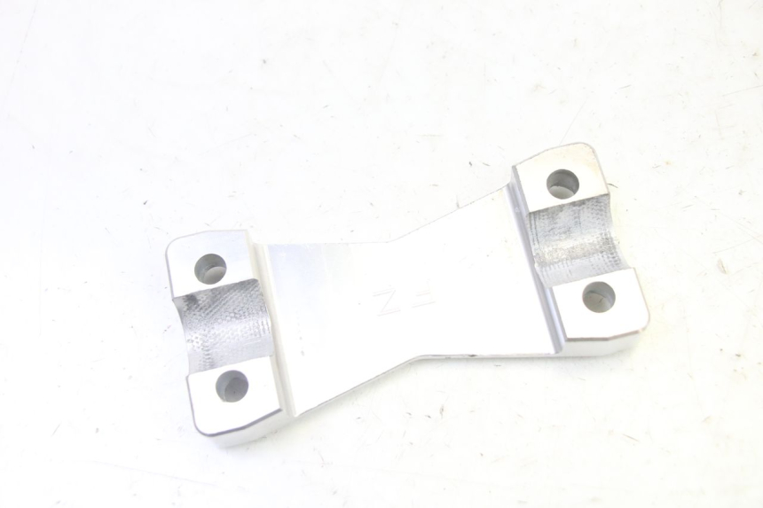 photo de HANDLEBAR CLAMP YAMAHA FZ6 N FAZER 600 (2004 - 2006)