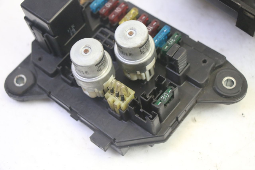 photo de FUSE BOX KAWASAKI GPZ RX 1000 (1986 - 1988) - Technical close-up
